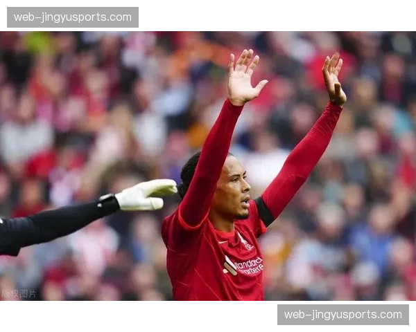 特写：在一次失败的造越位后，尼斯中卫示意全队阵型立即切换为区域防守